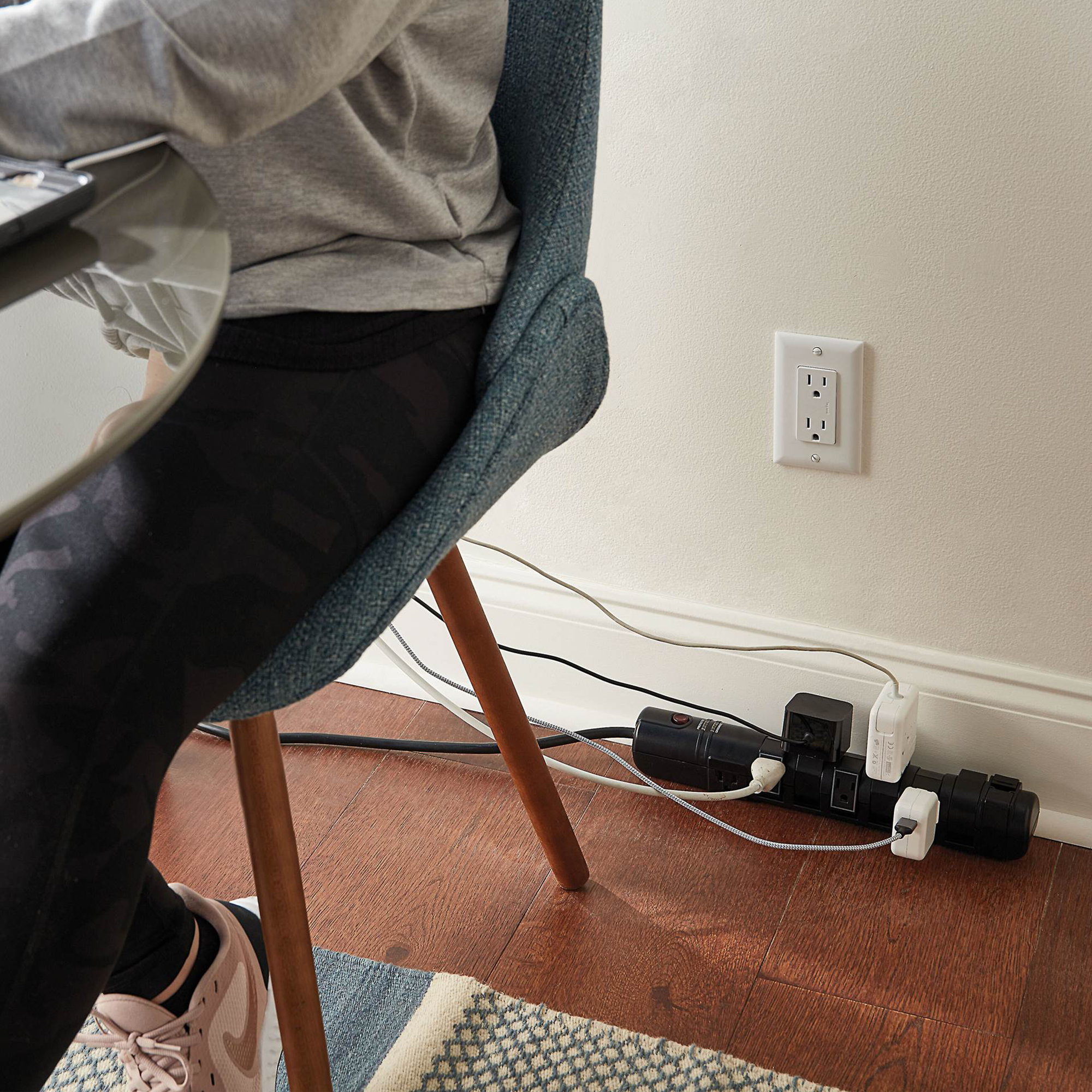 Rotatable Multi-Outlet Surge Suppression Power Strip, 2160 Joule A/V Noise Filtering Power Bar With Eight Receptacles And 8 Foot Extension Cord